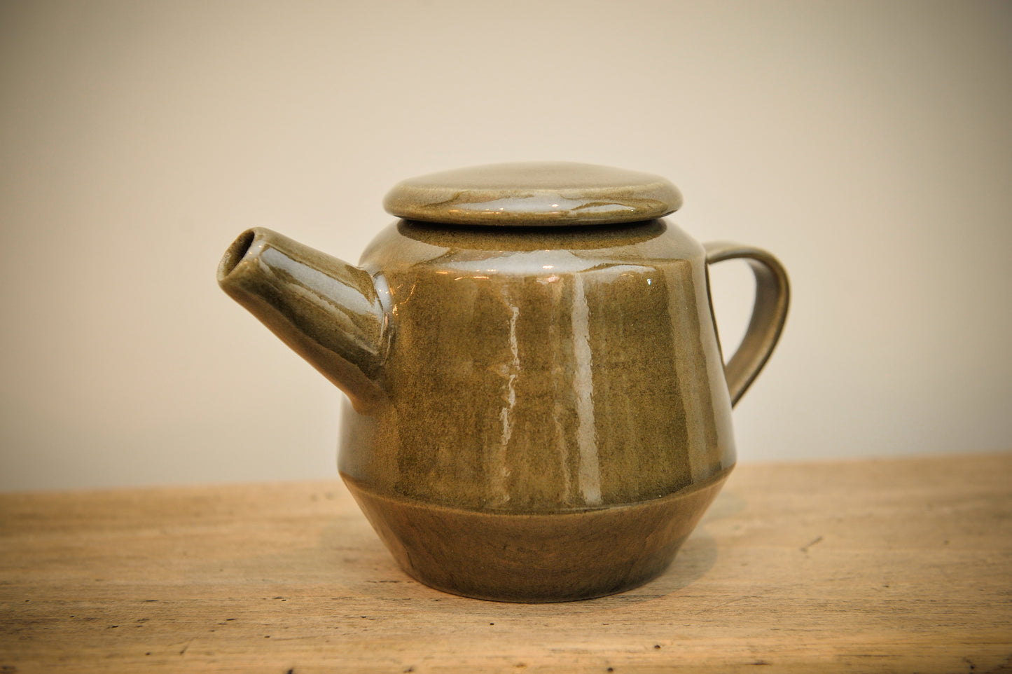 Theepot - Taupe klei / groen levendig glazuur *limited edition