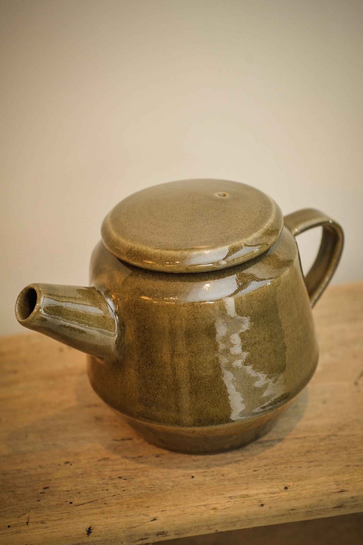 Theepot - Taupe klei / groen levendig glazuur *limited edition